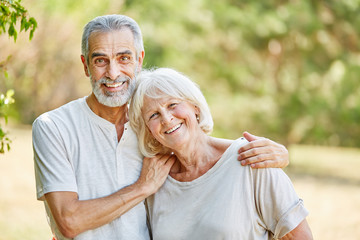 Paar Senioren umarmt sich glücklich