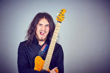 Ragazzo suona chitarra rock