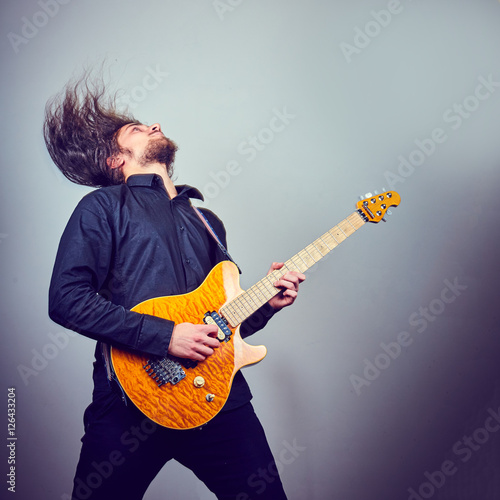 "Ragazzo suona chitarra rock" photo libre de droits sur la banque d