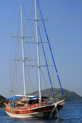 Fototapeta premium Парусная яхта без парусов в Эгейском море