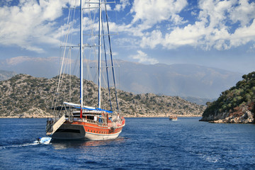 Яхта проплывает между островов в Эгейском море