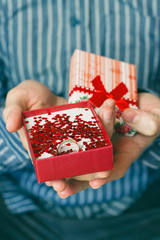 Hombre joven sujetando entre sus manos un regalo muy especial