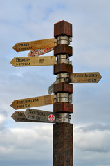 Sud Africa, 19/09/2009: il palo che indica la distanza dalle capitali del mondo sulla collina di Cape Point, accanto al faro, nella riserva naturale del Capo di Buona Speranza