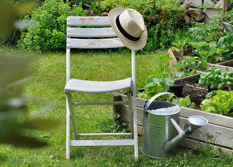 canotier sur sur une chaise dans jardin de campagne