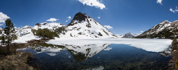 Obraz na płótnie Canvas Mountain Lake Ice Melts