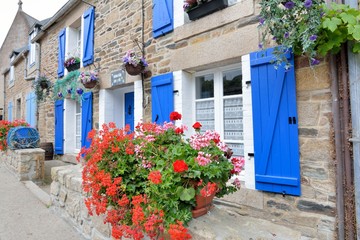 Fototapeta na wymiar Devantures de maisons typiques de Bretagne