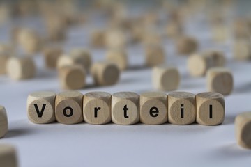 Vorteil - Holzwürfel mit Buchstaben