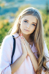 Naklejka premium Pretty girl prays outdoors