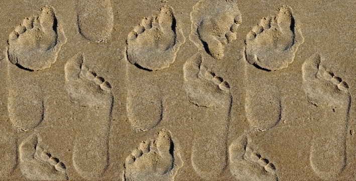 fu-spuren-im-sand-zeichnen