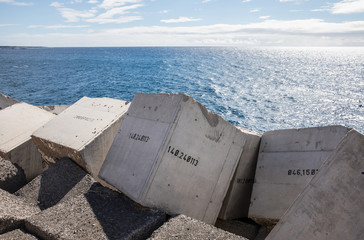 Blocs bétons numérotés sur le jetée de Los Cristiano (Teberife - Espagne)