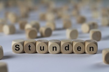 Stunden - Holzwürfel mit Buchstaben