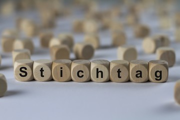 Stichtag - Holzwürfel mit Buchstaben
