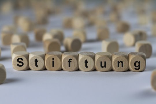 Stiftung - Holzwürfel mit Buchstaben