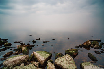 Камни и река скрытая в тумане