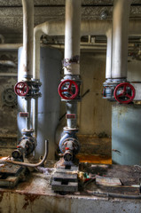 Vannes de chaufferie dans une cave abandonnée