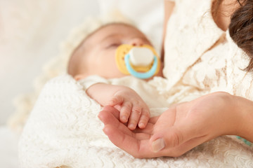 Obraz na płótnie Canvas baby sleep in mother hand, happy maternity concept