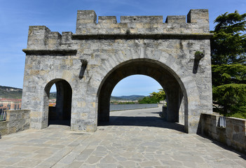 Fototapeta na wymiar City wall gate and path in Pamplona, Spain