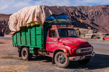 Überladener Lastkraftwagen in Marokko - Powered by Adobe