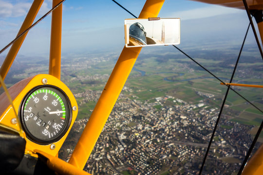 offenes Cockpit im Doppeldecker, Grenchen, Schweiz