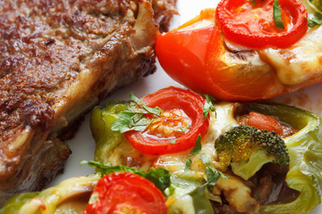 Roasted bell pepper pizza with beef chop, cheese and vegetables