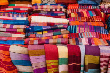 Bunte orientalische Stoffe auf dem Basar in Marrakesch; Marokko