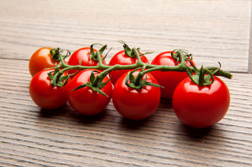 Ветка помидоров чери на столе 