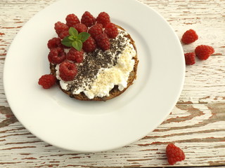 sandwich with cottage cheese and raspberry