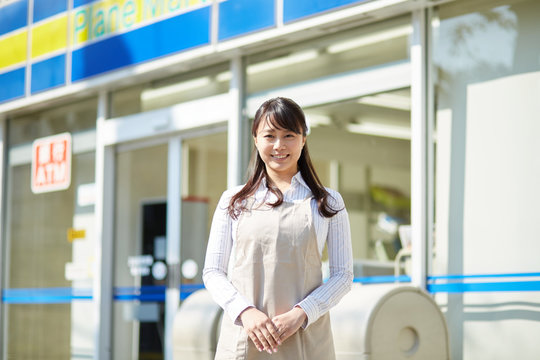 店で働くスタッフ 