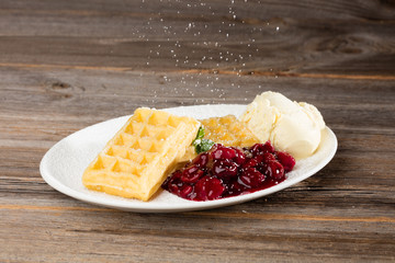 Waffeln mit heißen Kirschen und Eis
