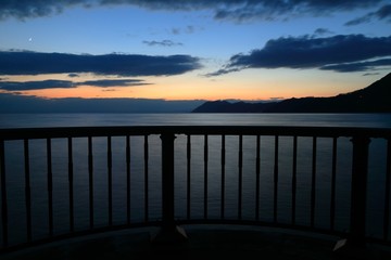 Fototapeta na wymiar 夕闇が迫る海上デッキからの風景