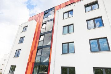 modernes Wohnhaus / Wohnungen