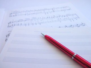 Naklejka premium 楽譜とペン