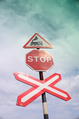 знак на дороге стоп