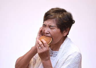 お菓子を食べたら歯が痛む60代女性