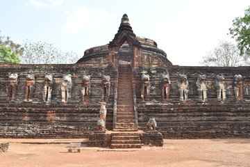 Fototapeta premium Wat chang rob ,Sukhothai art around the age of 700 years,Kamphaeng Phet Northern Thailand.