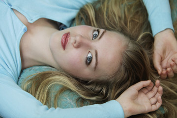 Fototapeta premium Head shot of young blonde woman laying down