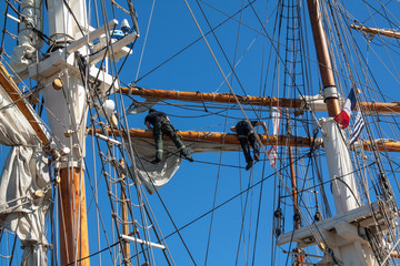 Inspection des voiles sur goélette dans le port de Douarnenez, Finistère, Bretagne
