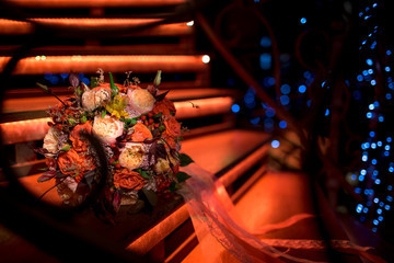 Букет невесты на лестнице и огоньки