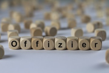 Offizier - Holzwürfel mit Buchstaben
