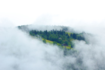 Trouée dans les nuages dévoilant la montagne, Alpes, Morzine, France