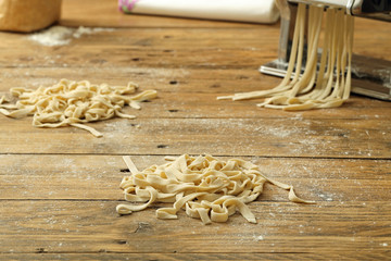 pasta fresca fatta in casa su sfondo tavolo di legno rustico
