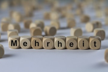 Mehrheit - Holzwürfel mit Buchstaben