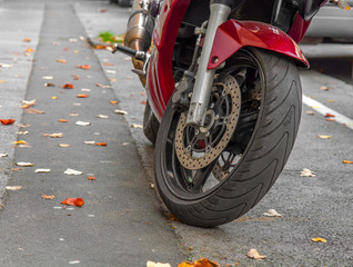 Fototapeta premium Duży motocykl oparty na stojaku w mieście