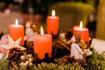 Weihnachtlich mit Engeln dekorierter Adventskranz, leuchtende Kerzen
