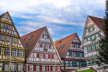 Fototapeta premium Blick auf die Fachwerkhäuser am Marktplatz in Herrenberg mit weihnachtlicher Beleuchtung