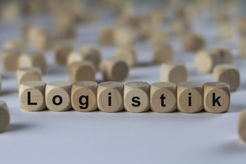 Logistik - Holzwürfel mit Buchstaben