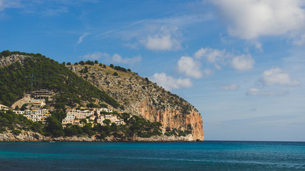 Fototapeta na wymiar Idyllische Aussicht auf eine kleine Bucht in Mallorca