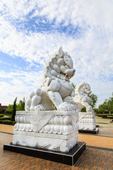 Obraz premium Statue of Lion in public garden China style Isolated on white