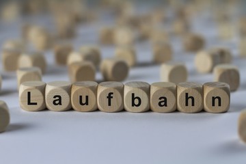 Laufbahn - Holzwürfel mit Buchstaben