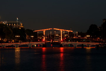 Fototapeta na wymiar skinny bridge amsterdam by night